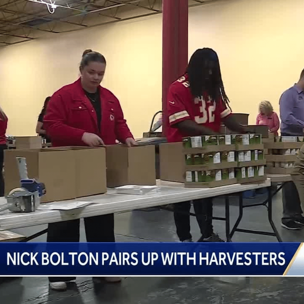 Chiefs linebacker Nick Bolton packs meals at Harvesters, talks upcoming NFL schedule